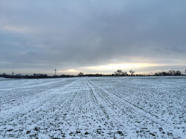 Photo snow covered landscape against cloudy sky