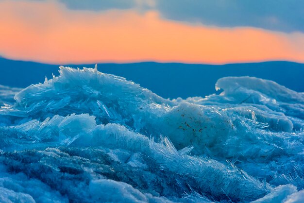 写真 夕暮れの空を背景に雪に覆われた風景