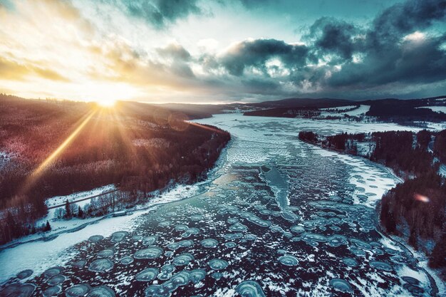 写真 夕暮れの空を背景に雪に覆われた風景