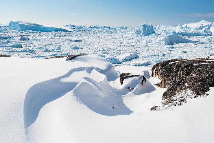 Photo 空に照らされた雪に覆われた風景