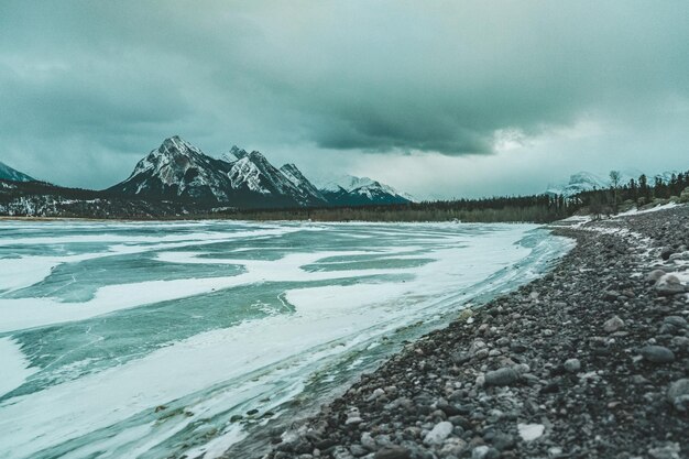 Foto paesaggio coperto di neve contro il cielo