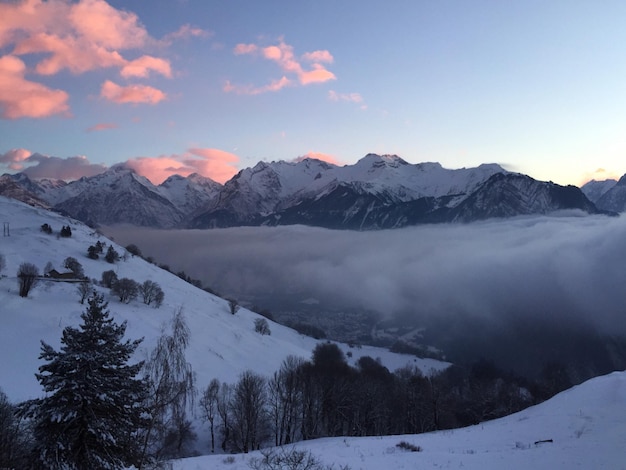 空に照らされた雪に覆われた風景