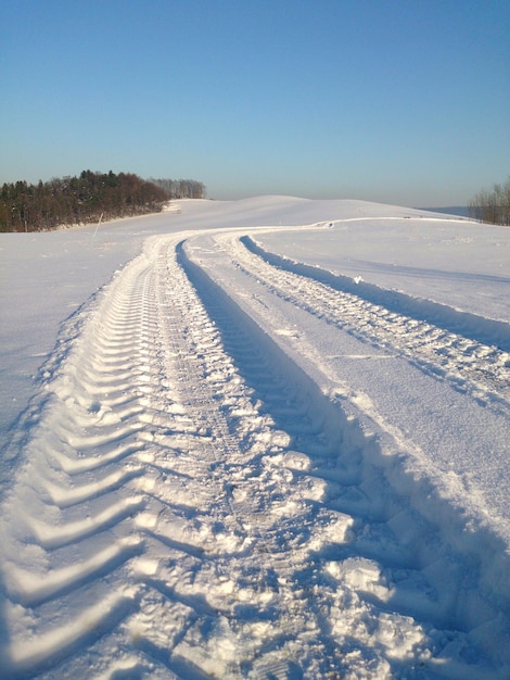 Photo snow covered landscape against sky