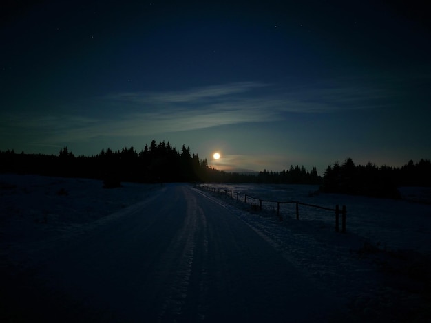 Foto paesaggio coperto di neve di notte