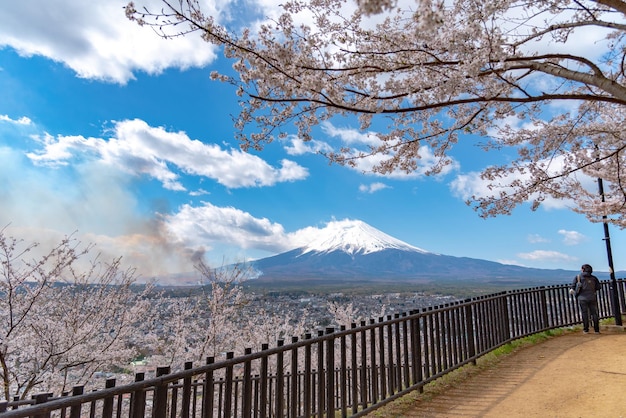 Monte fuji innevato monte fuji con sfondo chiaro cielo blu scuro in fiori di ciliegio sakura