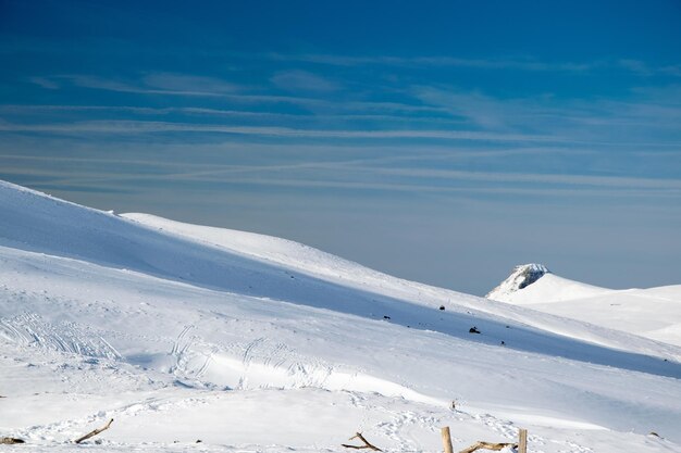 写真 青い空に覆われた雪の山