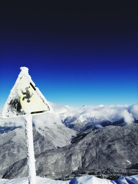 Foto montagna coperta di neve contro il cielo blu