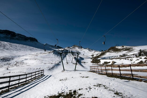 写真 空に向かって雪に覆われた山