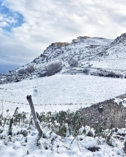 Photo snow covered mountain against sky