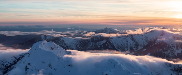 雪で覆われた山頂 カナダの自然 空中背景