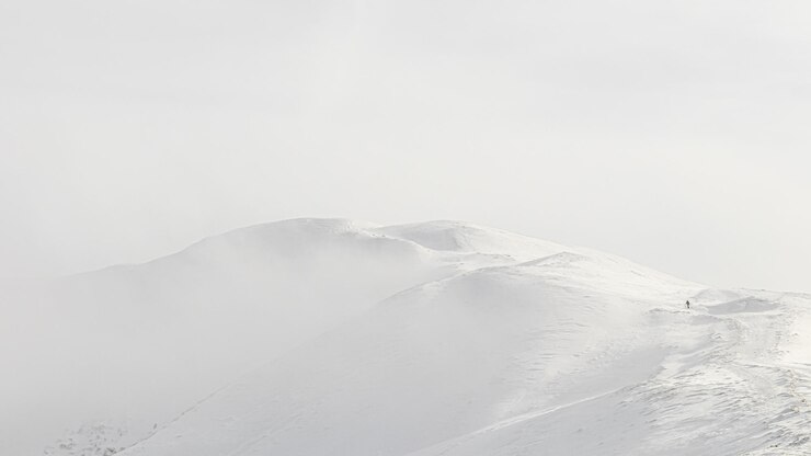 Photo 雪に覆われた山頂の冬のパノラマ風景
