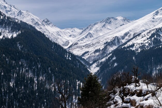 Foto picco di montagna coperto di neve nella valle di parvati tosh himachal pradesh