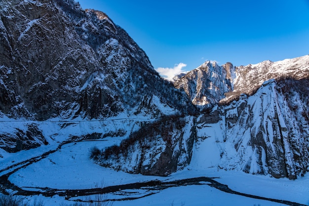 雪に覆われた山脈の風景