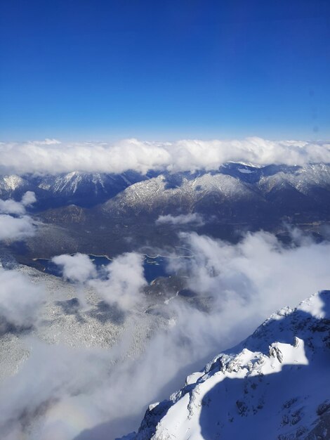 Foto vetta di montagna coperta di neve in austria vista delle alpi dalla zugspitze, la montagna più alta della germania