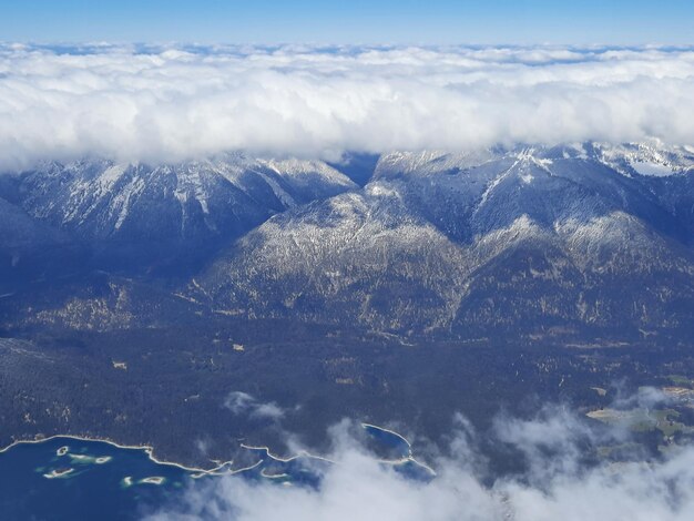 Foto vetta di montagna coperta di neve in austria vista delle alpi dalla zugspitze, la montagna più alta della germania