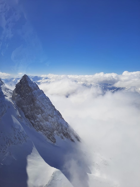 雪に覆われたオーストリアの山頂アルプス山脈をズグスピッツから眺める ドイツで最も高い山