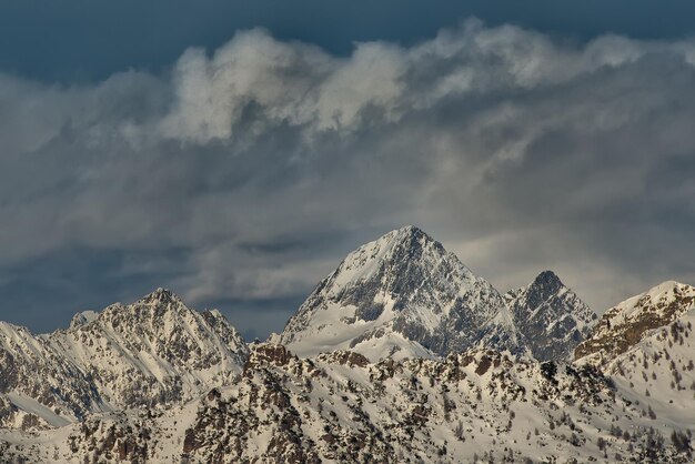 Photo snow covered mountain top