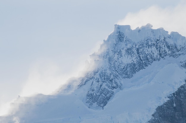 空に照らされた雪に覆われた山々
