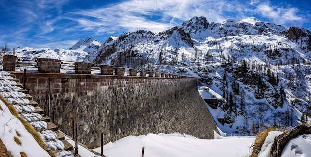 Foto montagne coperte di neve contro il cielo