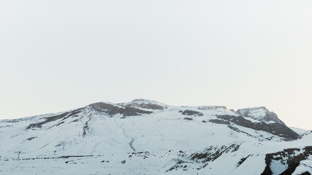 照片冰雪覆盖的山峰，冬天的山脉