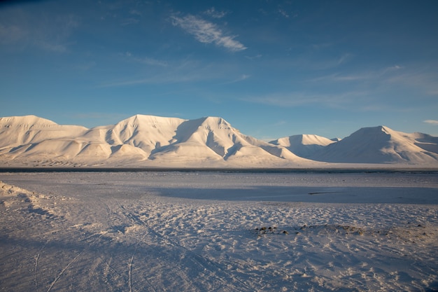 Photo snow covered mountains seen from longyearbyen in svalbard.