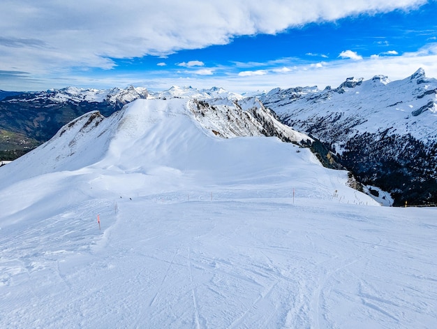 Заснеженные горы и лыжные трассы горнолыжного курорта Штос