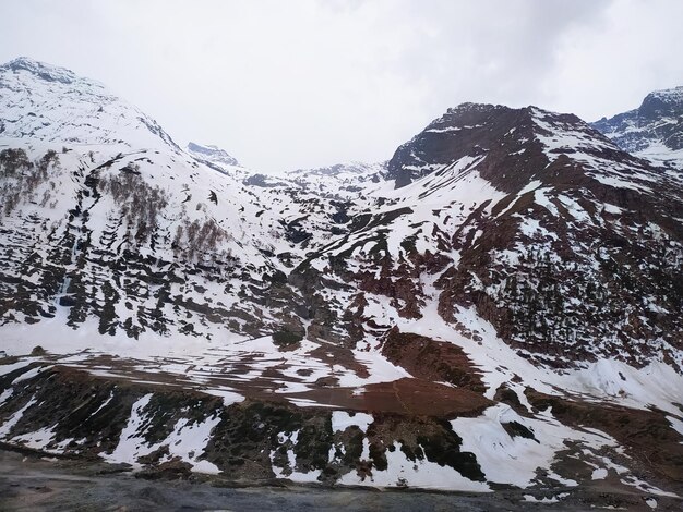 Заснеженные горы с облаками