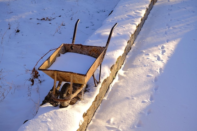 Foto vecchie rovine coperte di neve sul campo