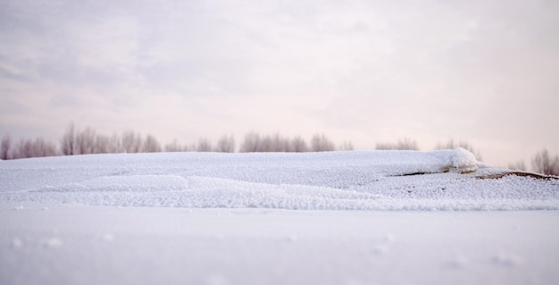 Foto fiume coperto di neve contro il cielo