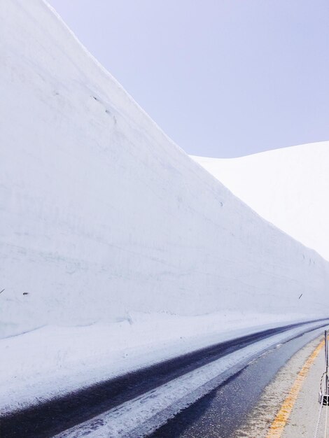 Photo snow covered road against clear sky