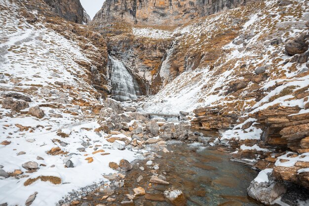 Foto formazioni rocciose coperte di neve