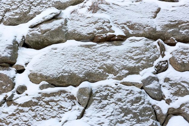 겨울에 눈 덮힌 바위 벽