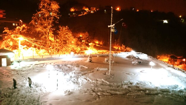 Foto strada coperta di neve di notte