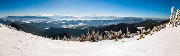 雪が冬の山を覆った。北極の風景。カラフルな屋外シーン、芸術的なスタイルの後処理された写真。