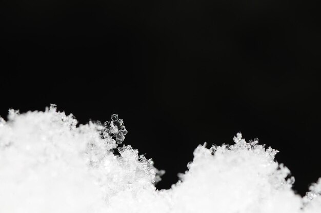 Снежный кристалл с черным фоном