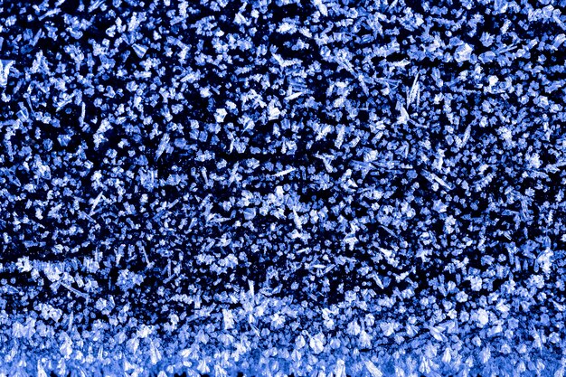 Cristalli di neve, ghiaccioli sull'estratto blu