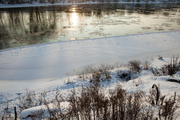 La neve si accumula sul lago, la neve si accumula sul ghiaccio del lago dopo l'ultima nevicata