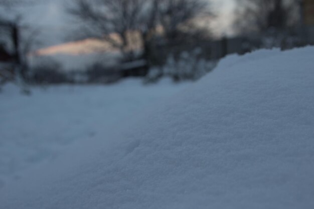 村の冬は雪が吹きだまり