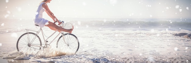 Foto neve che cade contro la donna in sella alla bici