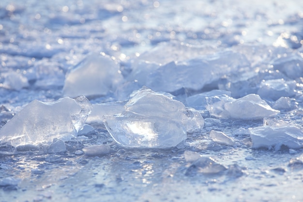 夜明けの太陽の光線の雪原