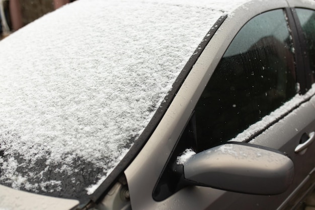 雪の結晶が車を厚い層で覆っていた