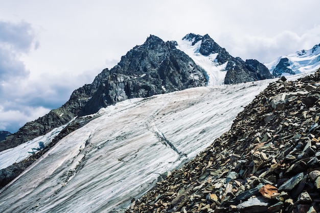 Neve sulla cresta gigante della montagna