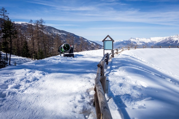 Pistola da neve in una stazione sciistica invernale