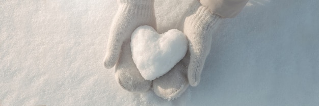 Photo snow heart in hands