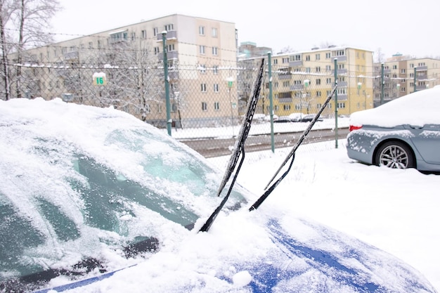 Снег на капоте и лобовом стекле автомобиля