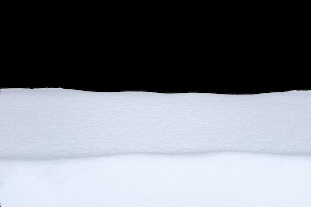 黒の背景に分離された雪。冬のデザイン要素。高品質の写真