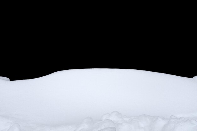Neve isolata su sfondo nero. elemento di design invernale. foto di alta qualità