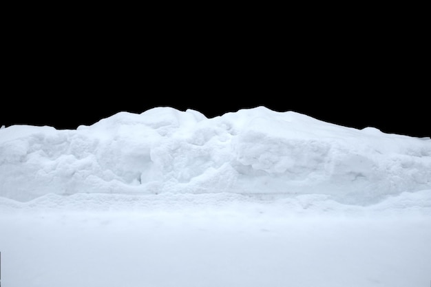 写真 黒の背景に分離された雪。冬のデザイン要素。高品質の写真