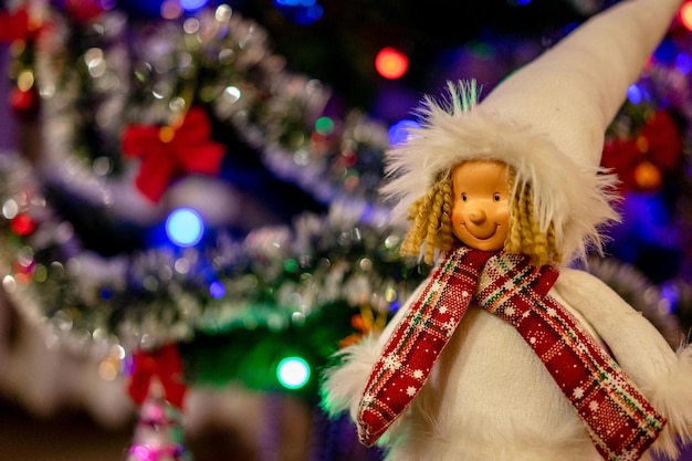 Фото Снежная дева игрушка под рождественской елкой фото