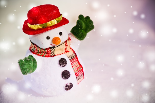 Снежный человек стоит среди кучи снега. Рождественские украшения в Веселых Рождества и счастливых новых да